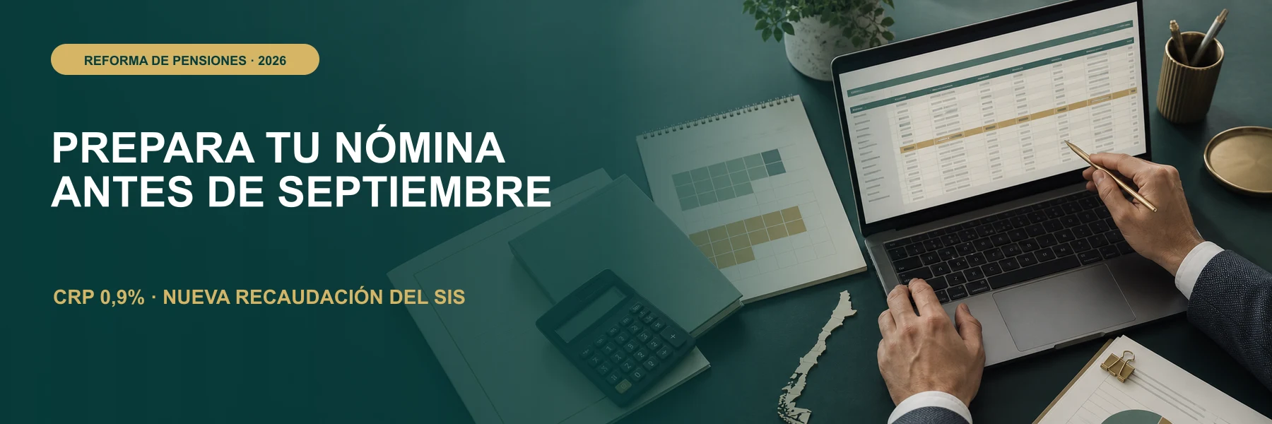 Especialista revisando la nómina y las cotizaciones previsionales de agosto de 2026 en Chile